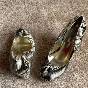Ladies snake print shoe